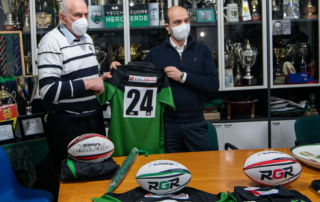 Spallone neroverde. Il Presidente dell’Aquila Rugby Asd Paolo Mariani con il Direttore dell'impianto Italsacci di Cagnano Amiterno Rabih El Omeiri.