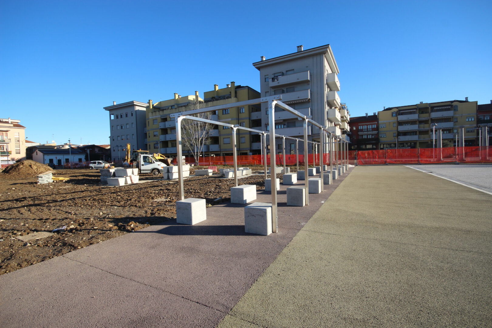 La nuova piazza dello spazio polifunzionale in costruzione
