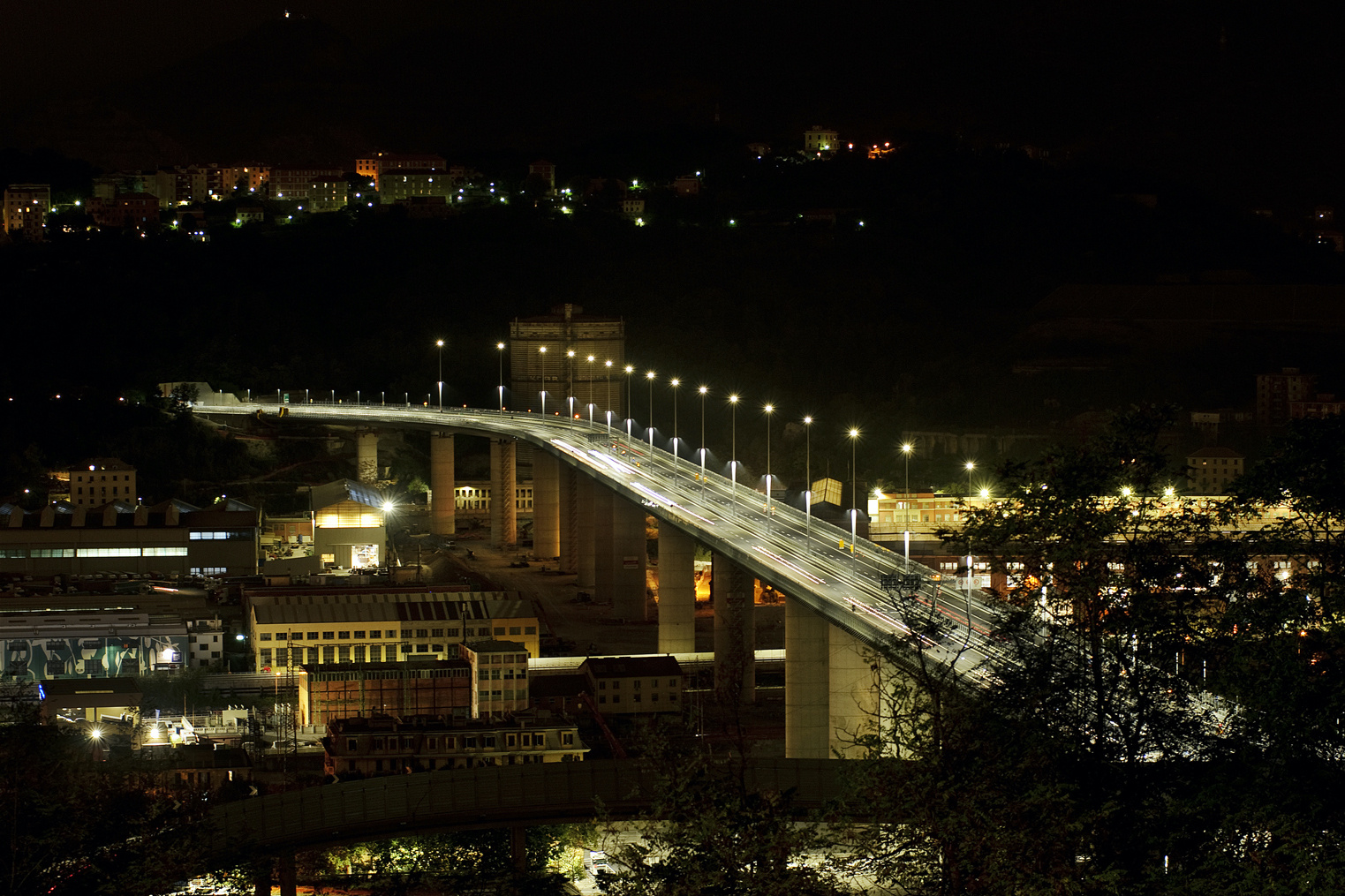 Panoramica in notturna del ponte Genova San Giorgio.