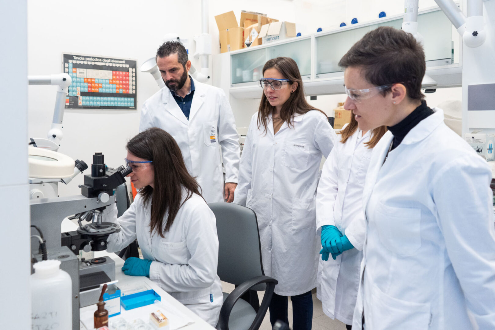Il Team di ricercatrici di UNIBS capitanate da Elza Bontempi nei laboratori i.lab.