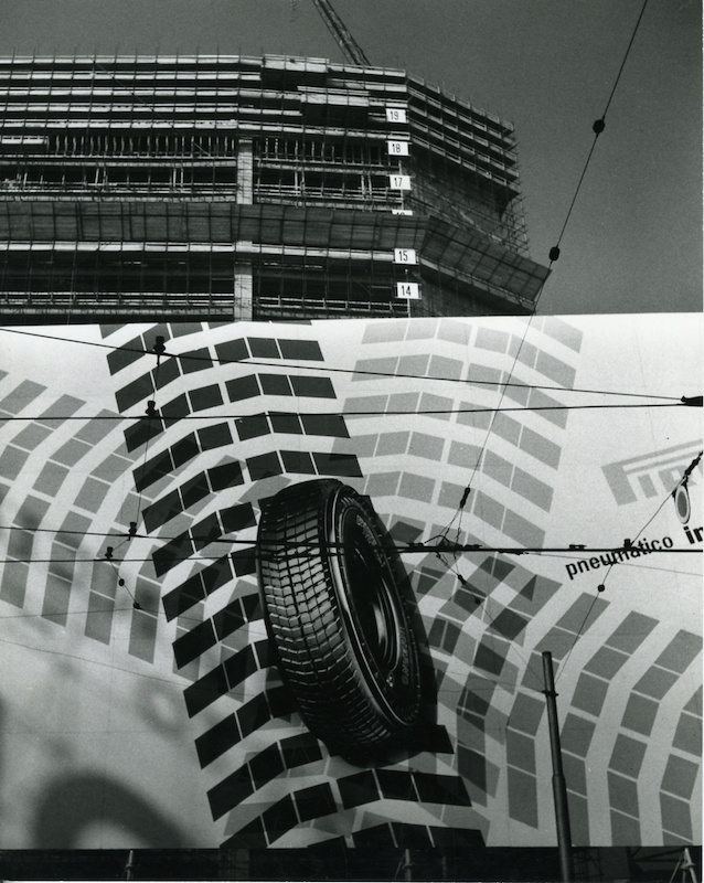 Il grattacielo Pirelli nel 1958, durante la sua costruzione, fotografato da Paolo Monti; in primo piano una pubblicità dell'azienda.
