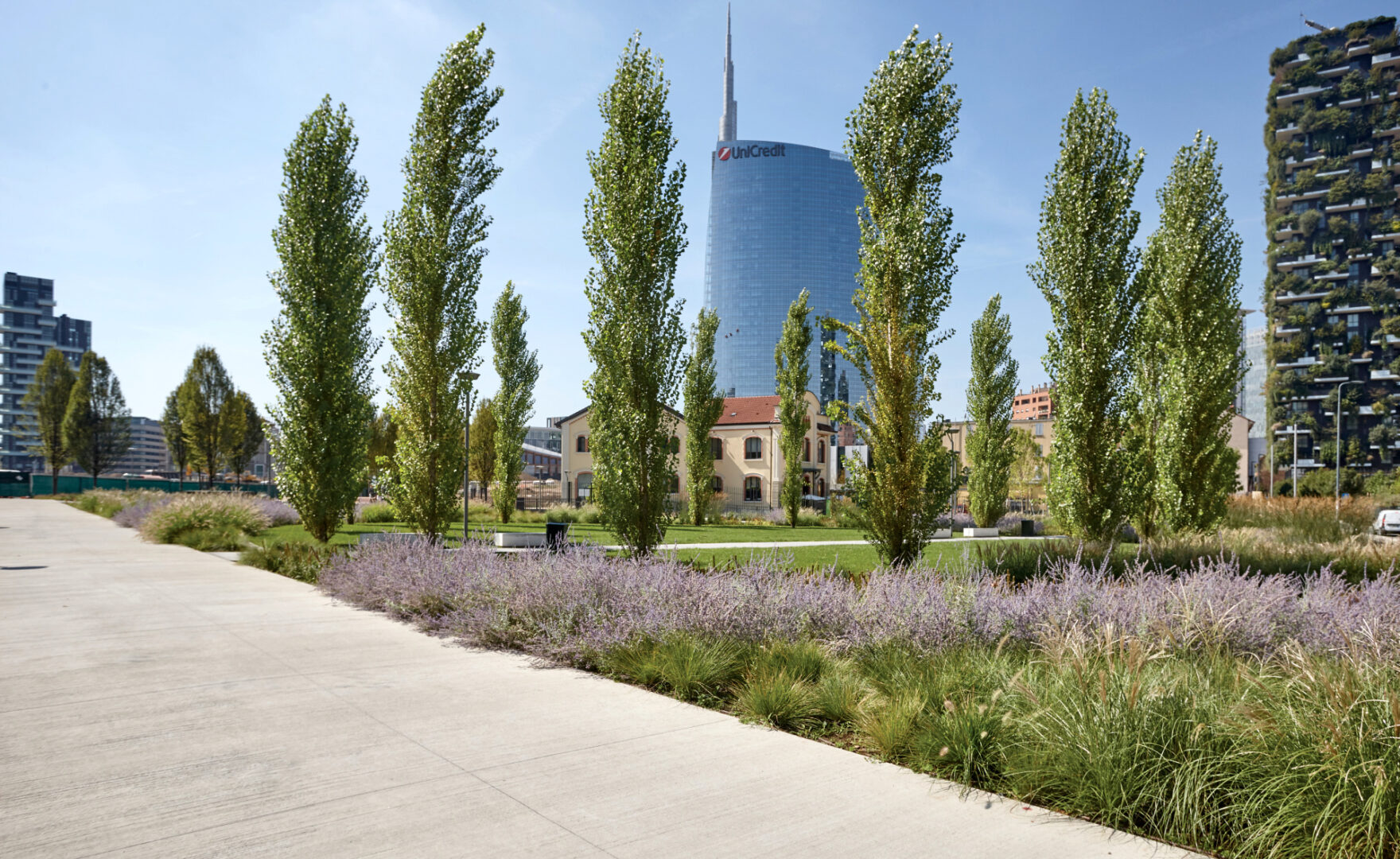 Percorsi pedonali realizzati con calcestruzzo i.design MOSAICO all'interno del Parco Biblioteca degli Alberi di Milano