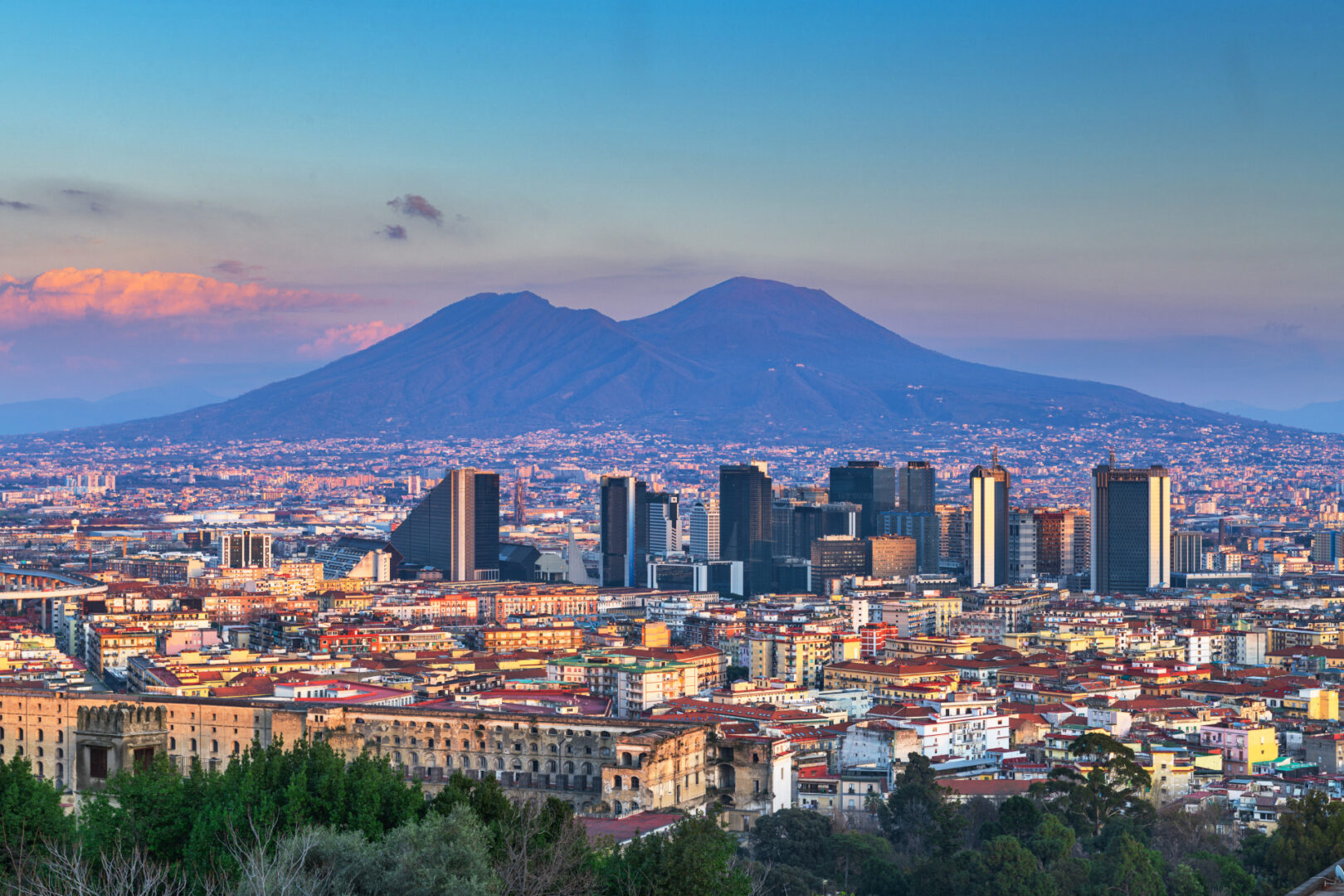 Grattacieli del Centro Direzionale di Napoli con il Vesuvio sullo sfondo